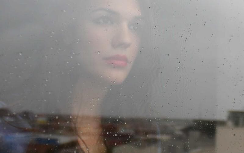 抽象的な形態を構築し、色彩のバランスを調整